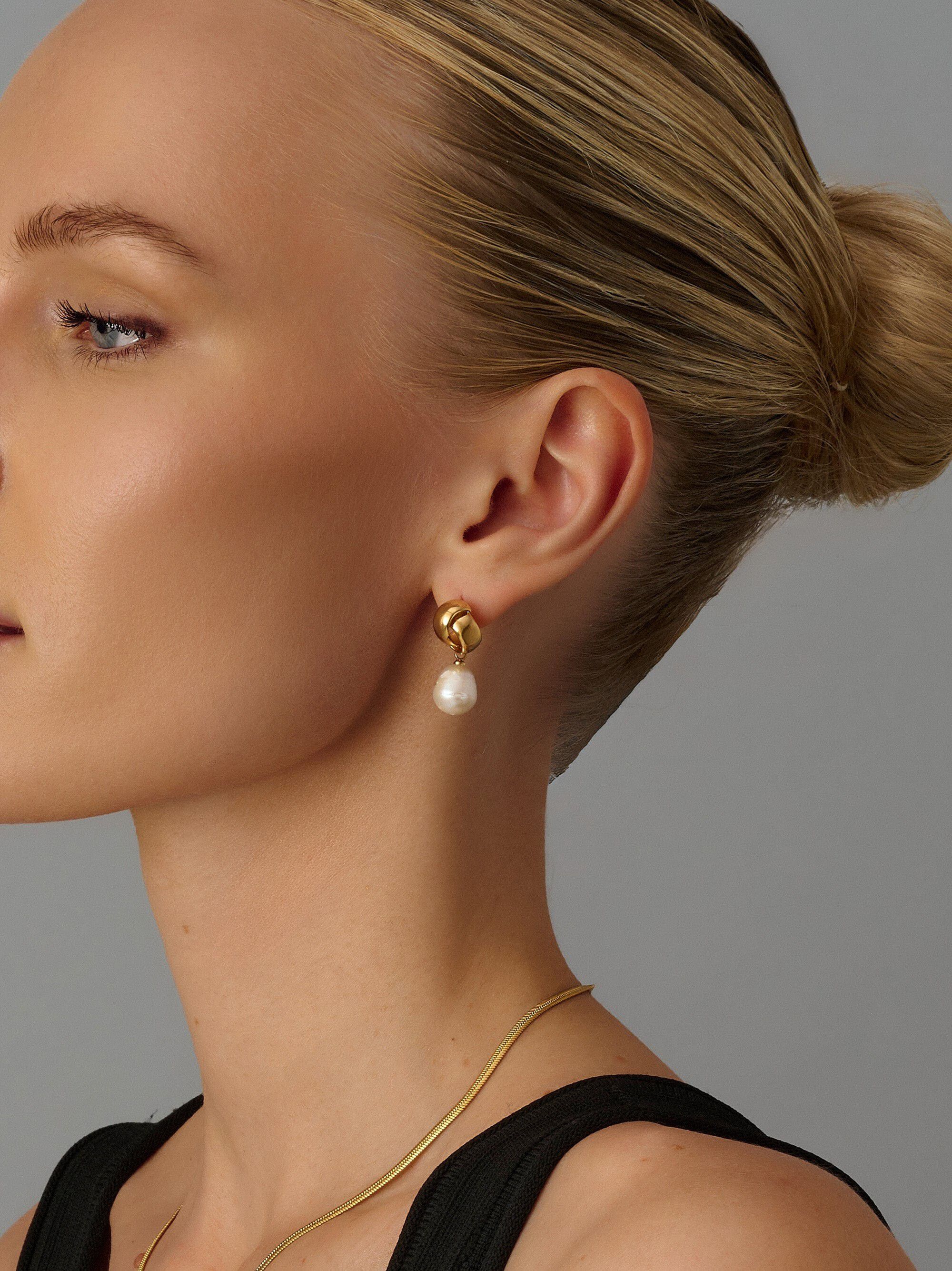 Women's Pearl Drop Earrings in Gold