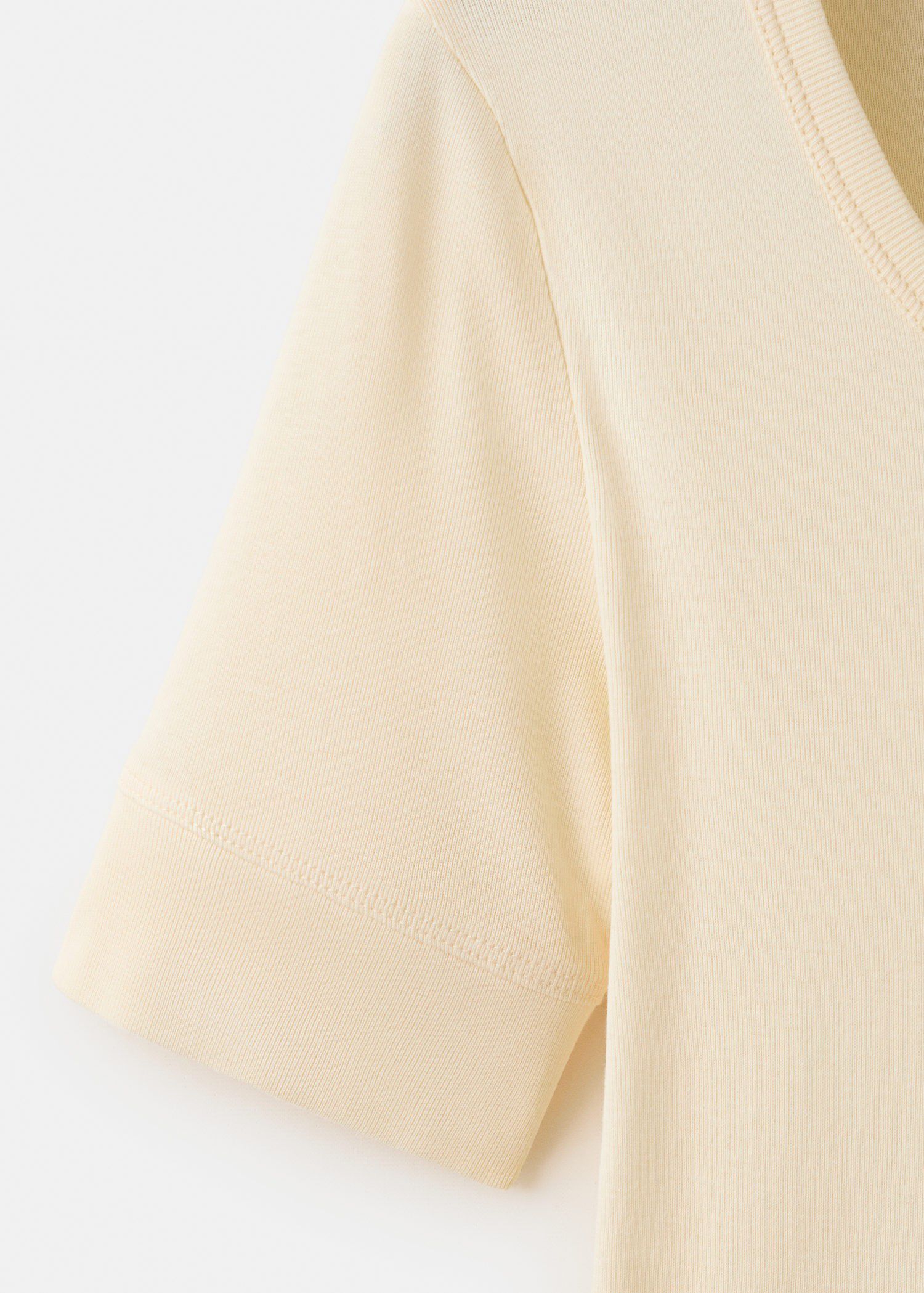 Short-sleeved fitted t-shirt