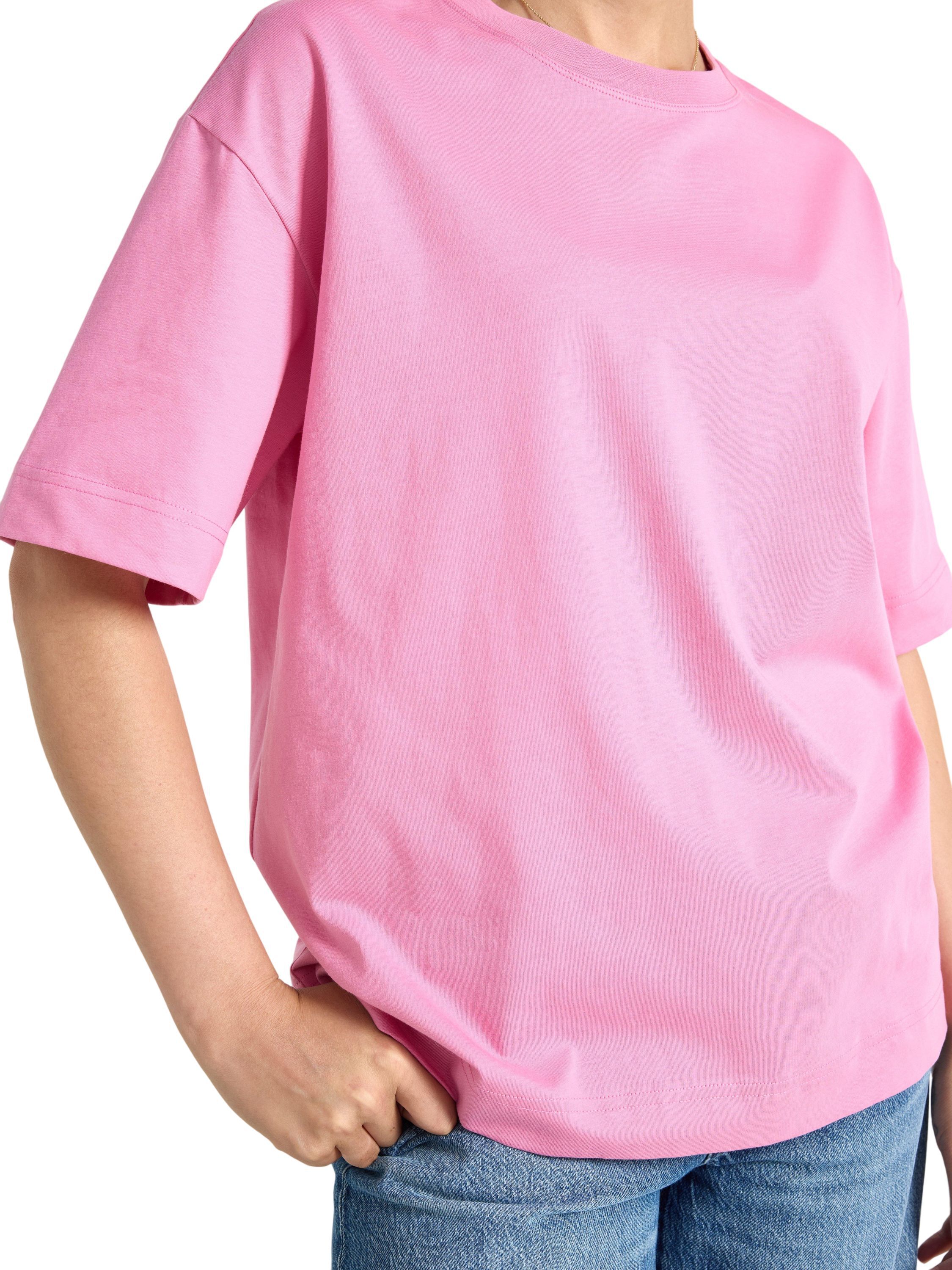 Comfy, stylish t-shirt with an over