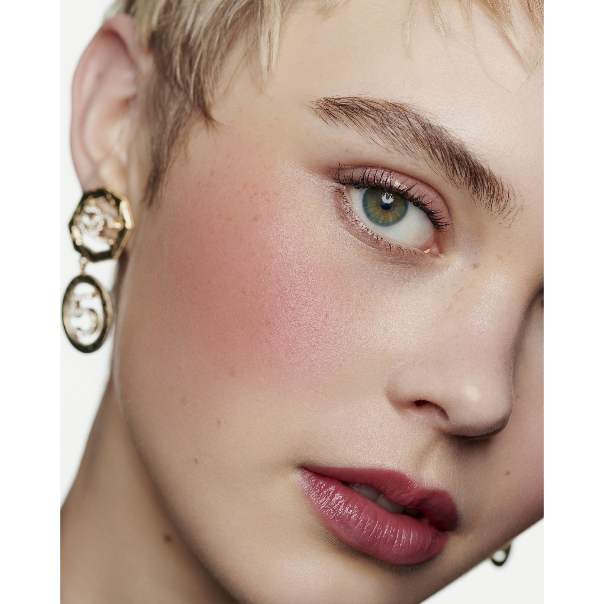 FREMH&AElig;VER FARVEN GIVER N&AElig;RING FYLDE