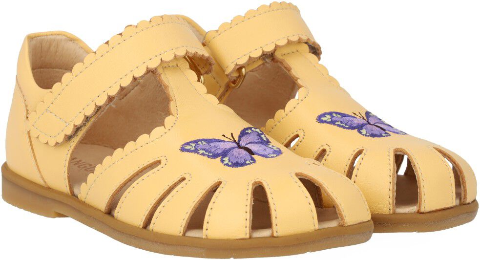 Sandal med lukket t&aring; og sommerfugl