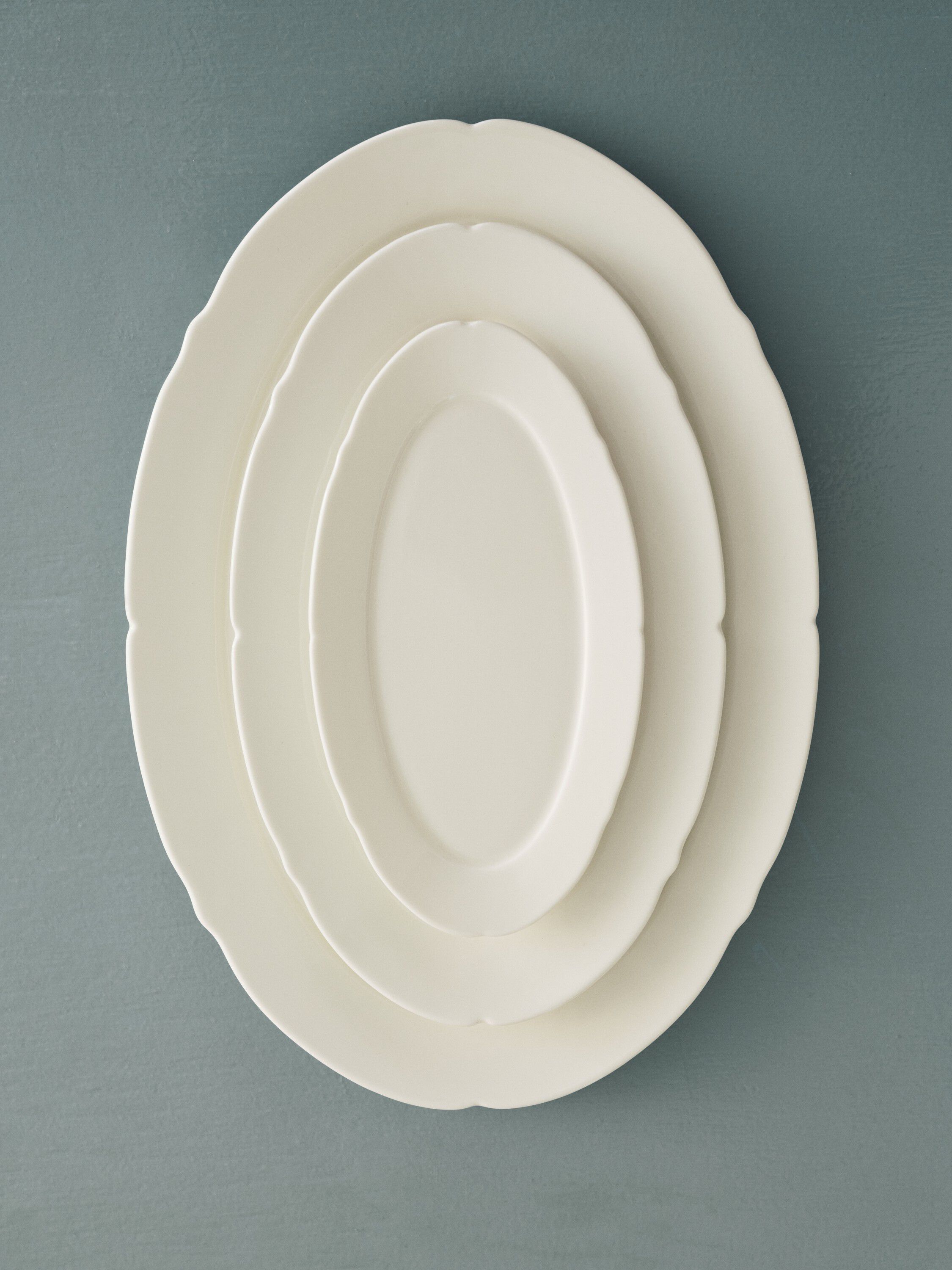 OVAL PLATE M WHITE SILHOUETTE