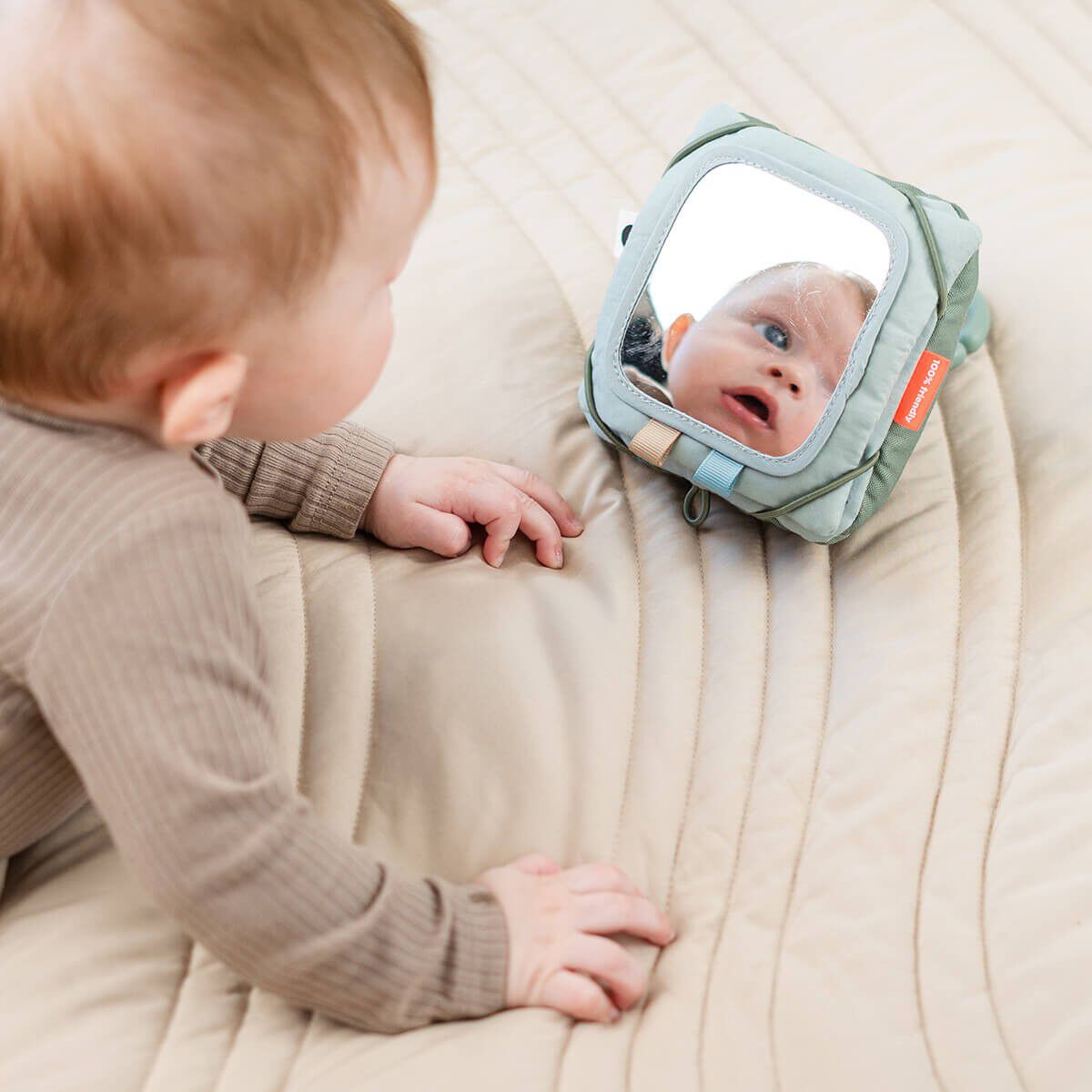 Baby kontrastkortholder Tiny farm Gr&oslash;n