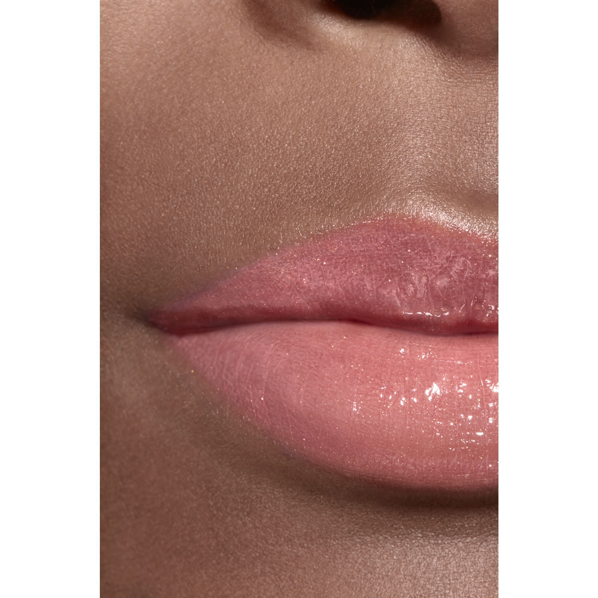 FUGTGIVENDE OG SKINNENDE GLOSS