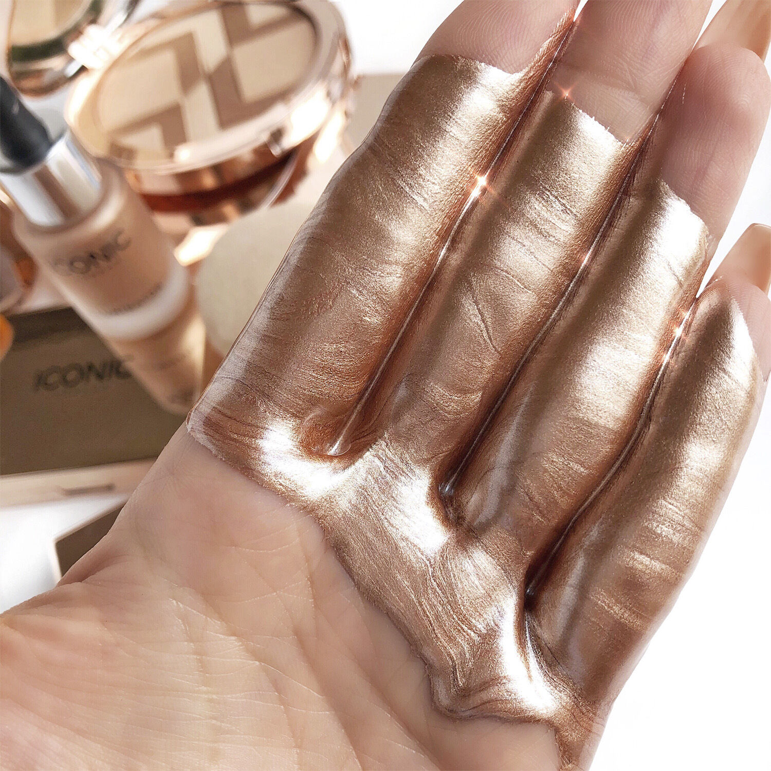 ICONIC LONDON Illuminator