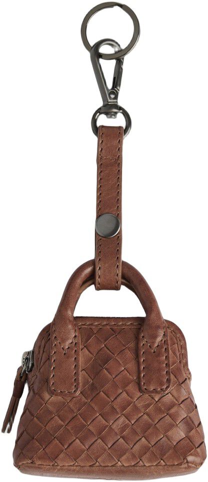 Amayambg Charm, Weave