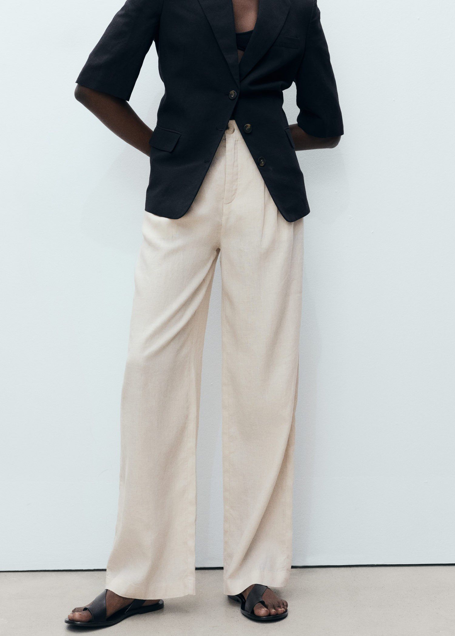 Linen trousers with tortoiseshell b