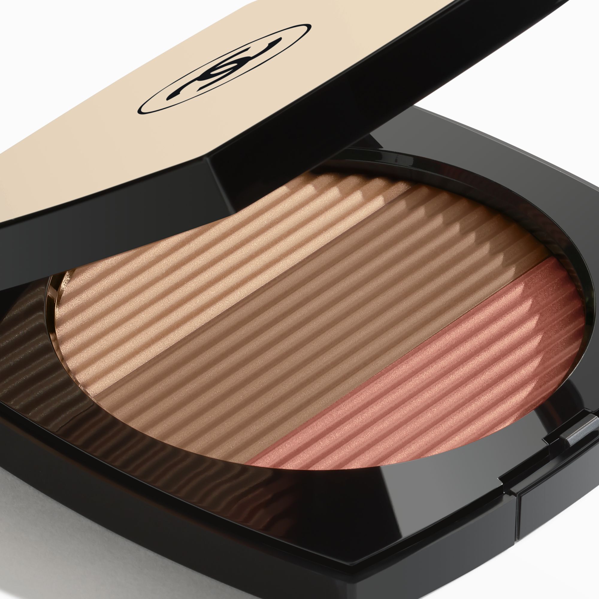 EN HARMONI AF TRE PUDDERE FOR SUND GL&Oslash;D. BRONZER, BLUSH, HIGHLIGHTER