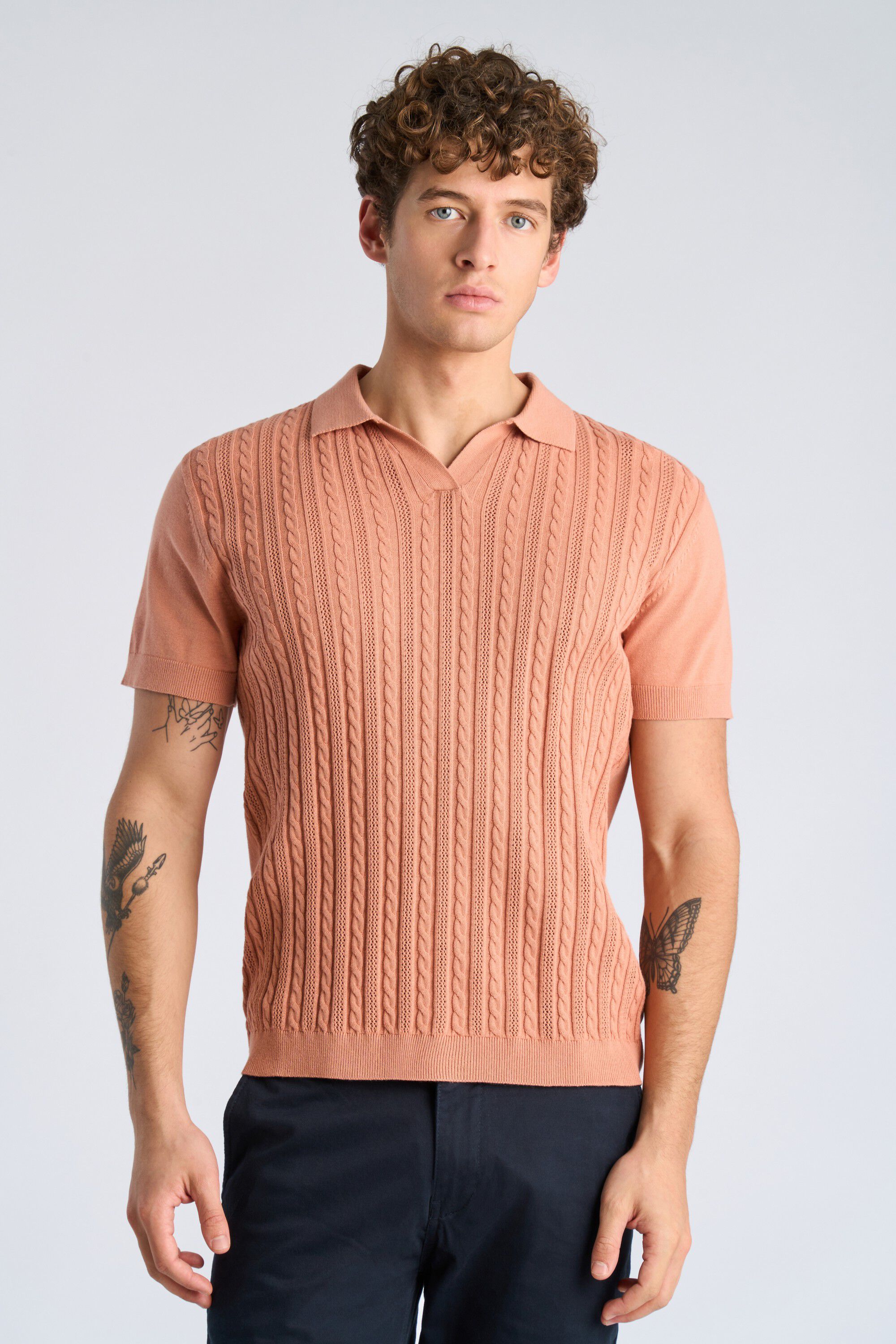 Knitted S/S cable v-neck polo