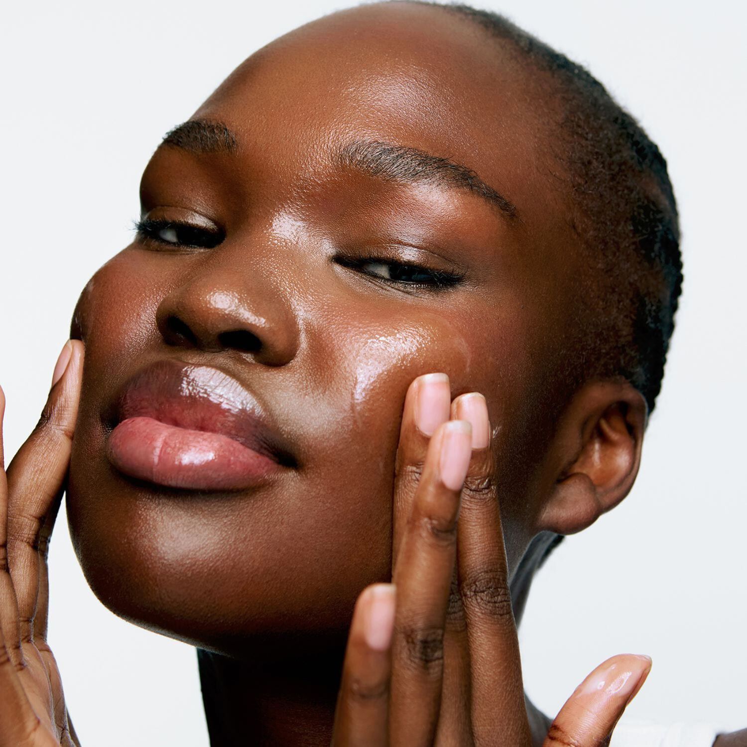 A.M. GLOW Daily Dew Serum, der reparerer og giver gl&oslash;d, med Centella