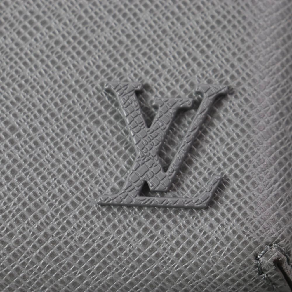 Louis Vuitton Taiga Kendall