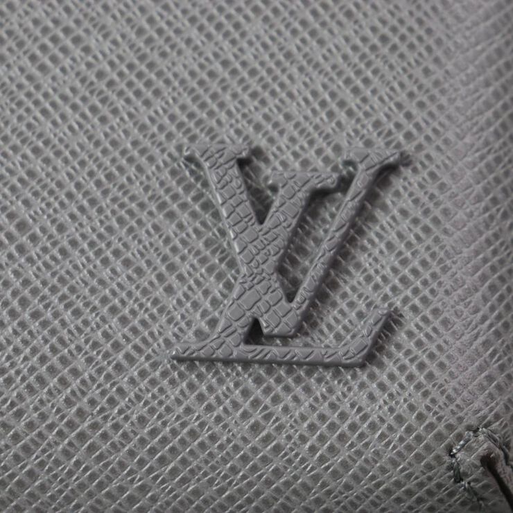 Louis Vuitton Taiga Kendall