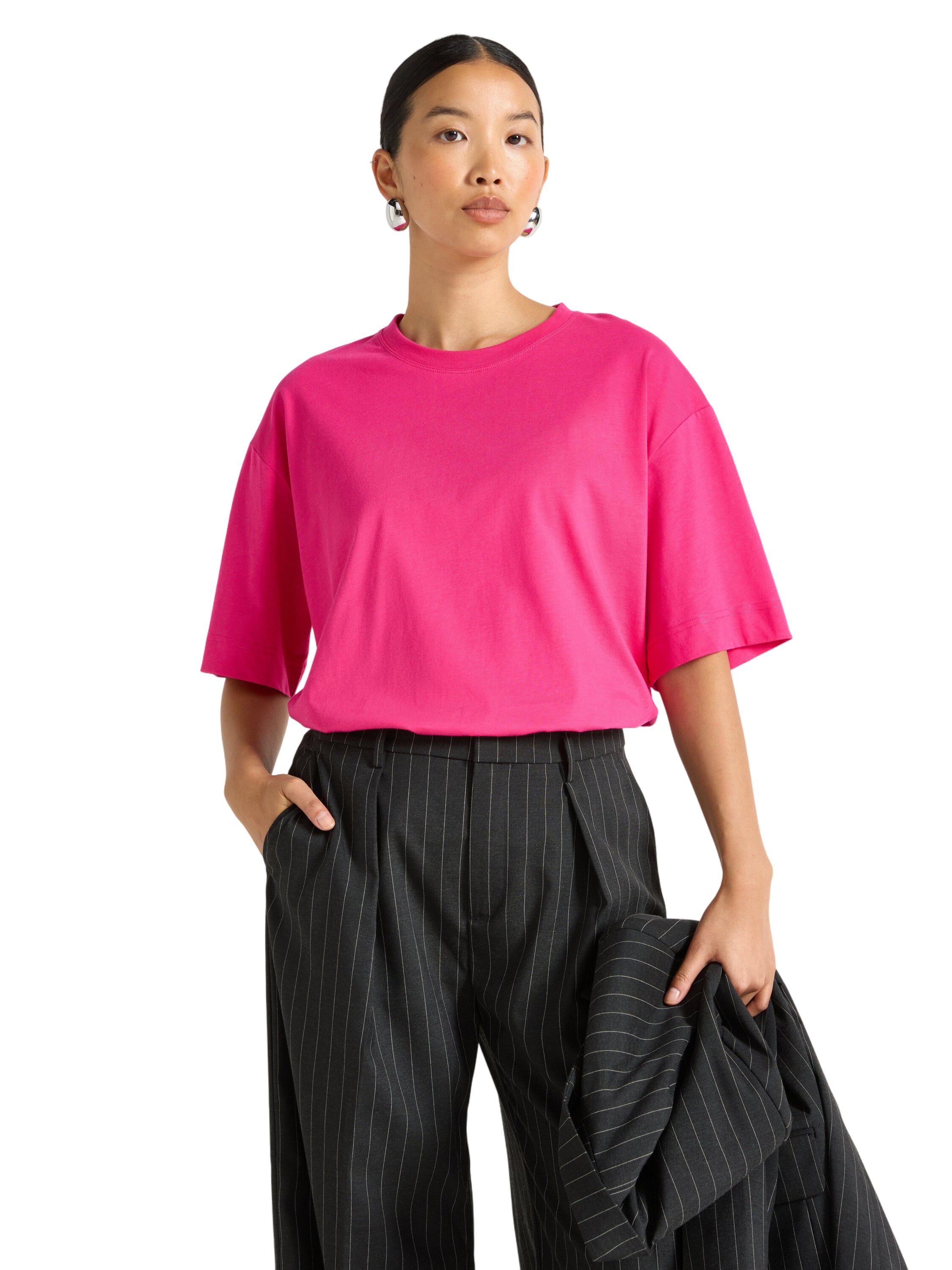 Comfy, stylish t-shirt with an over