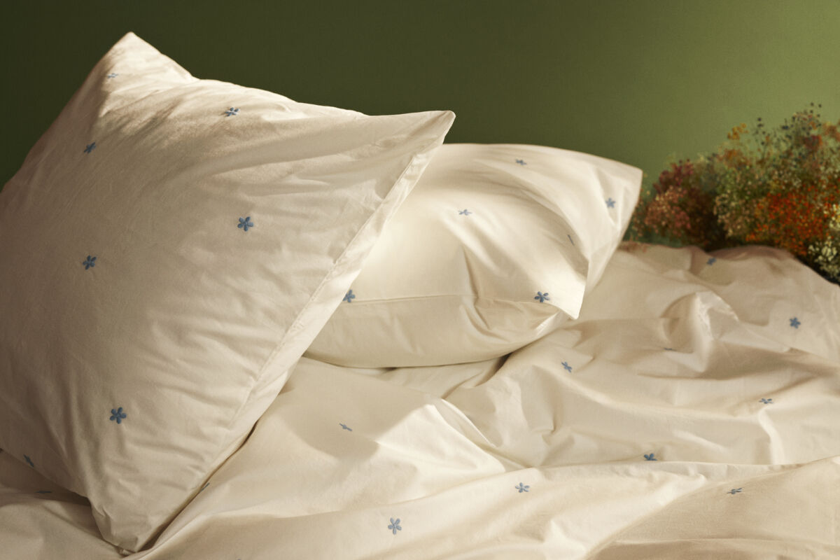 Daisy Senget&oslash;j 200x220 cm hvid/lys bl&aring; DK