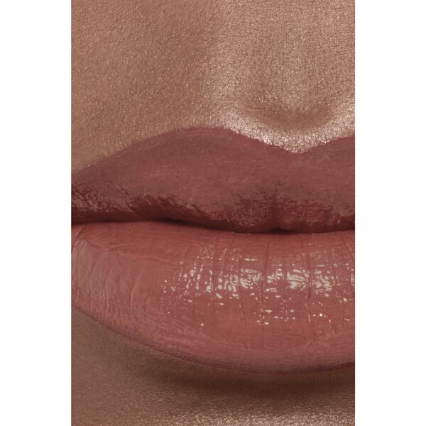 Hydrating And Plumping Lipstick. Intense, Long-Lasting Colour And Shin