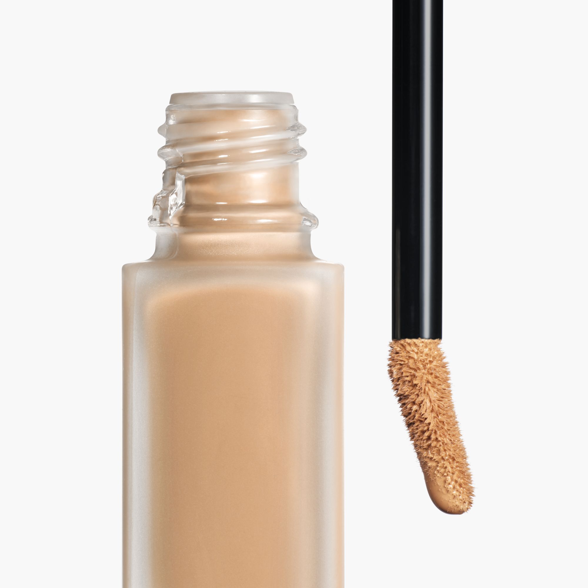 LANGTIDSHOLDBAR  KOMFORT HELE DAGEN  FARVEKORRIGERENDE CONCEALER MED F