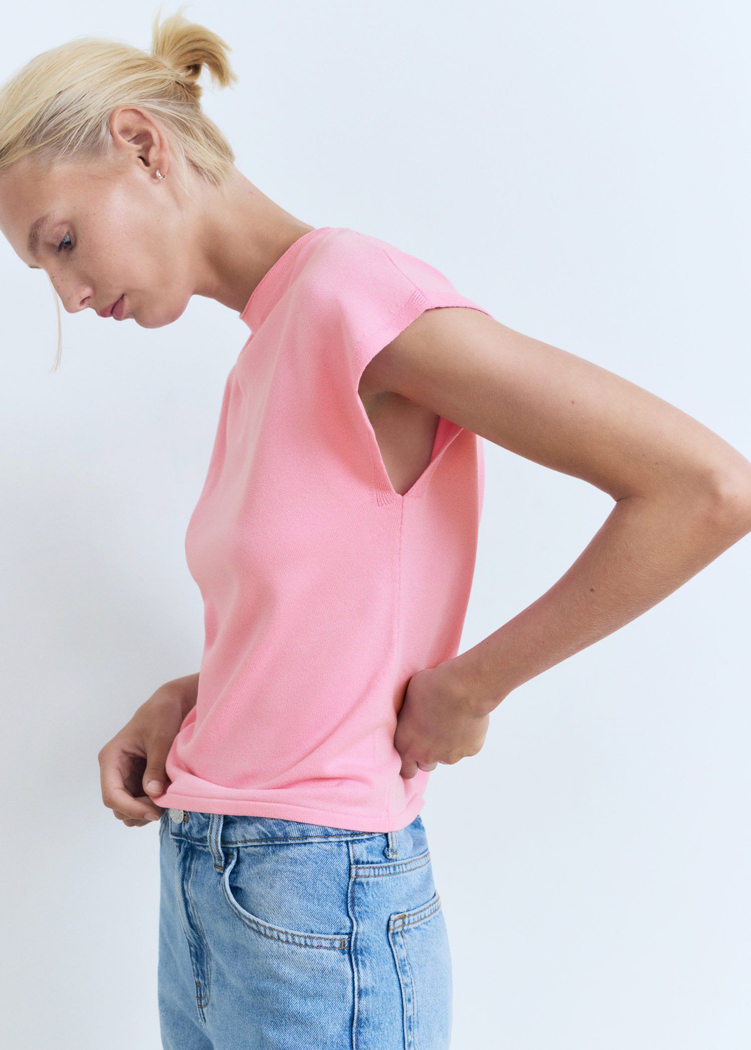 Sleeveless fine knit sweater