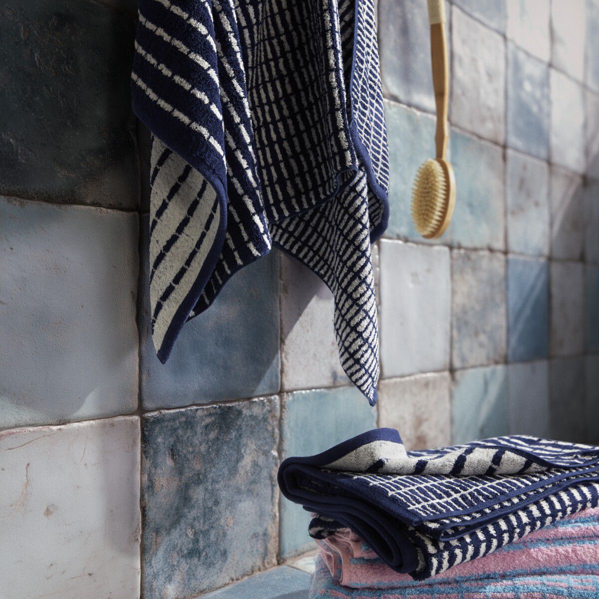 Nuance H&aring;ndkl&aelig;de 50x100 cm m&oslash;rk bl&aring;/hvid