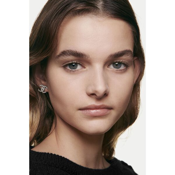 Ultimate Radiance-Generating Cream Foundation