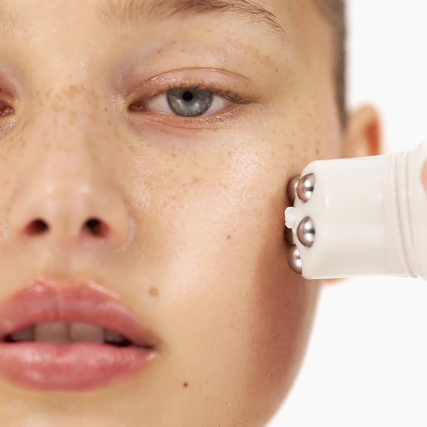 Face Sculpt - Let, fugtgivende gelcreme med rulleapplikator