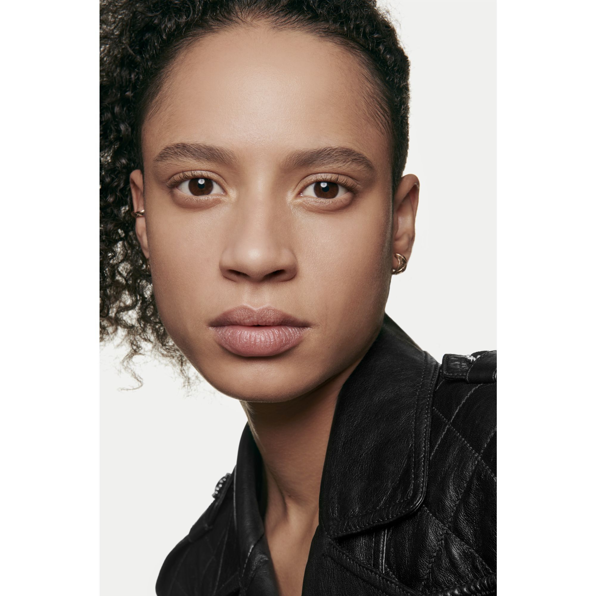 ENSARTET UDSTR&Aring;LING FUGT.