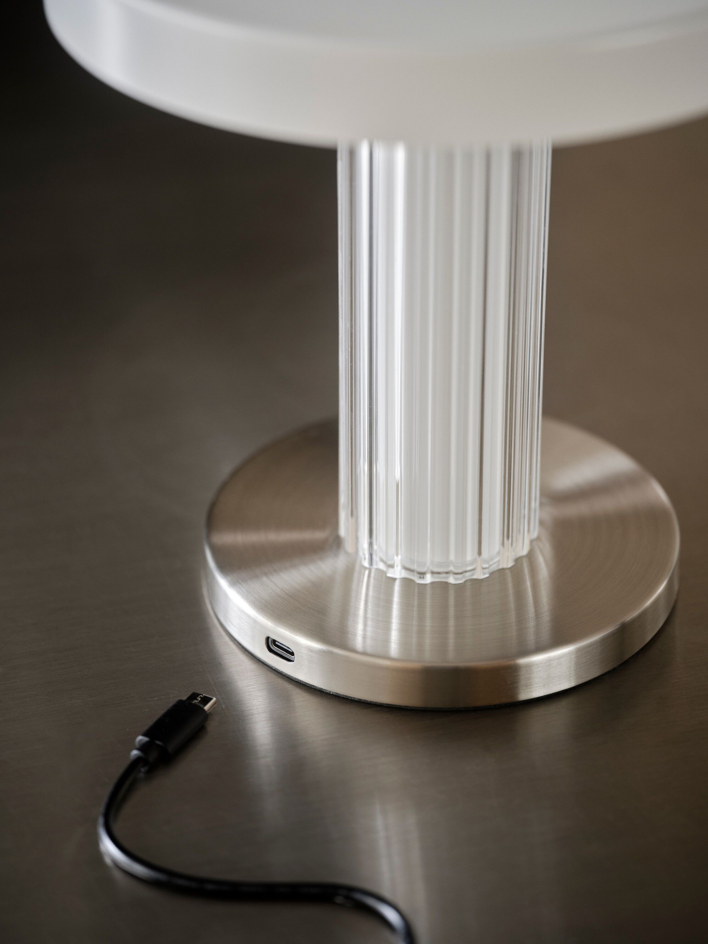 TREZZI PORTABLE TABLE LED WHITE