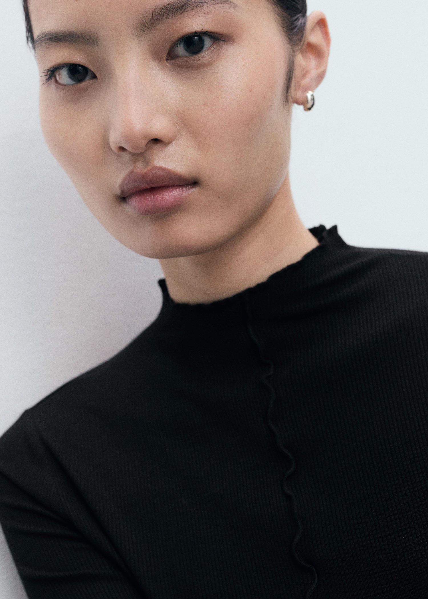 Ribbed t-shirt with scalloped trim