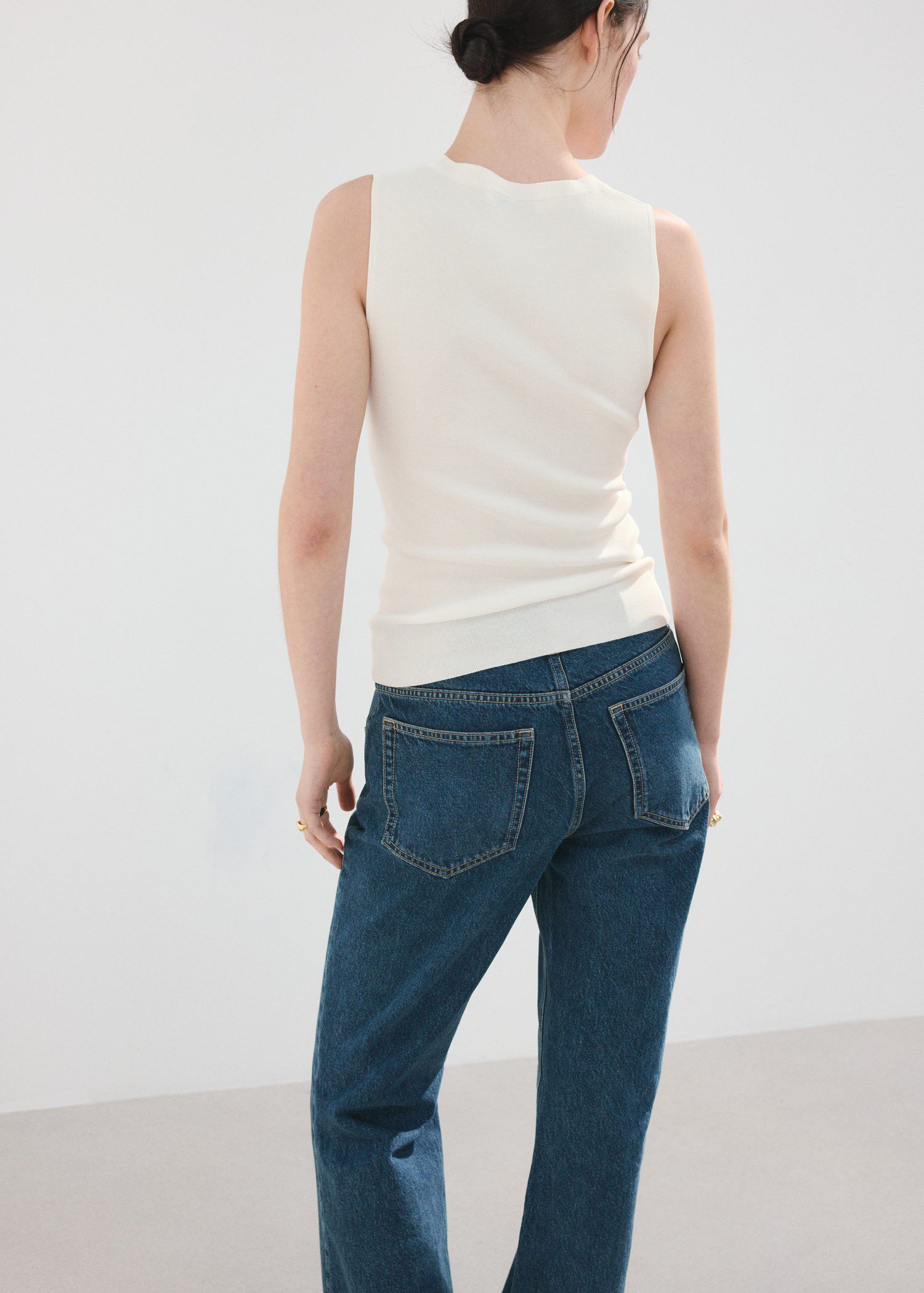 Round-neck knitted top