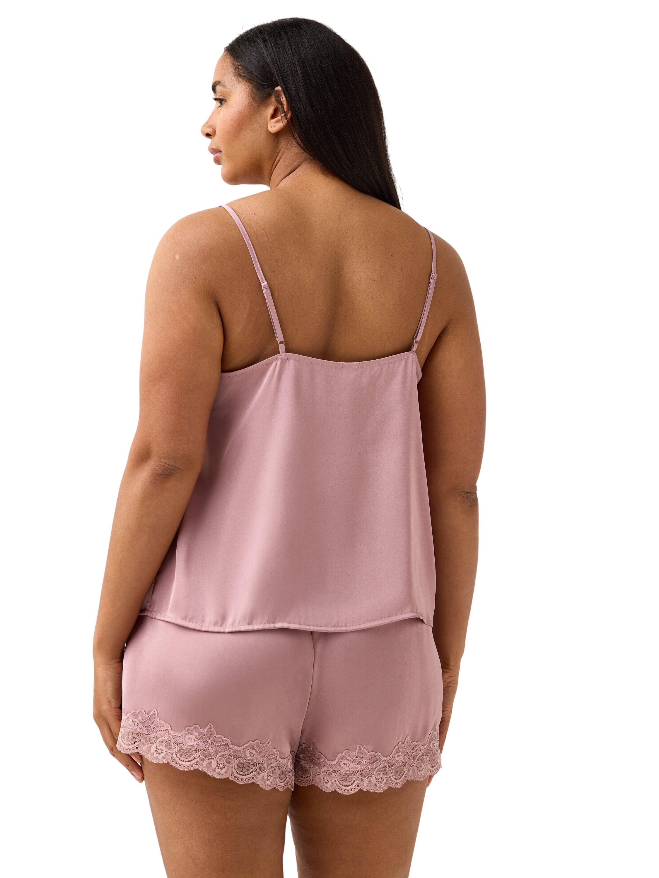 Linne i satin med spetsdetaljer.