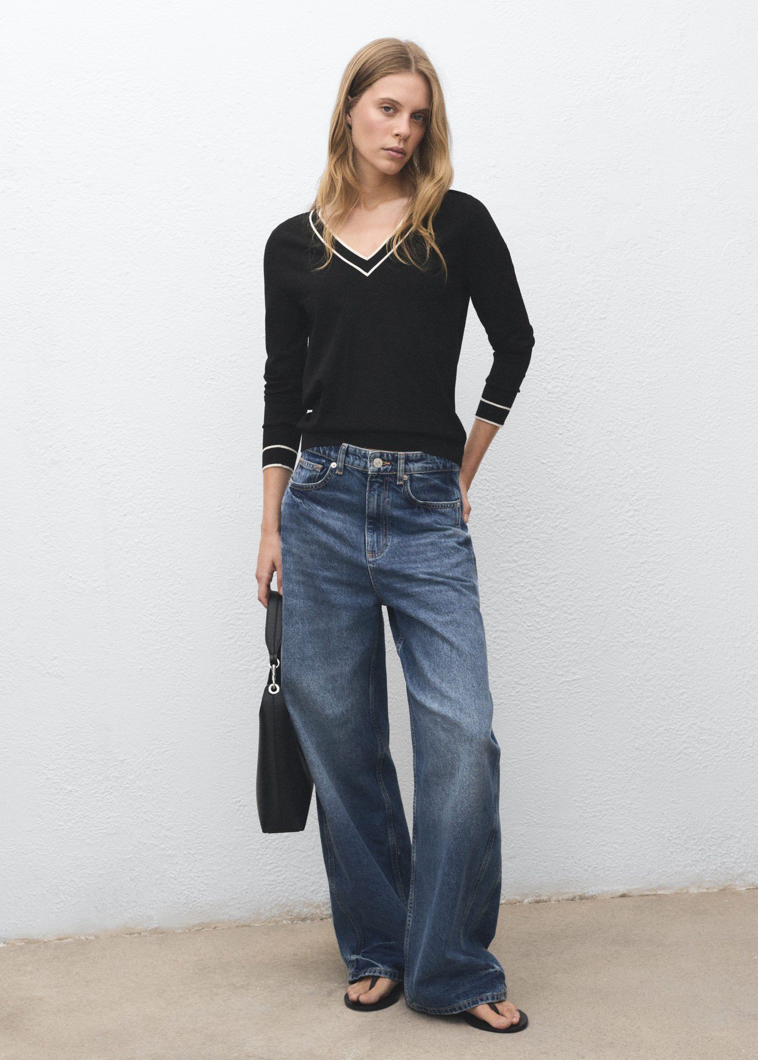 Contrasting V-neck sweater