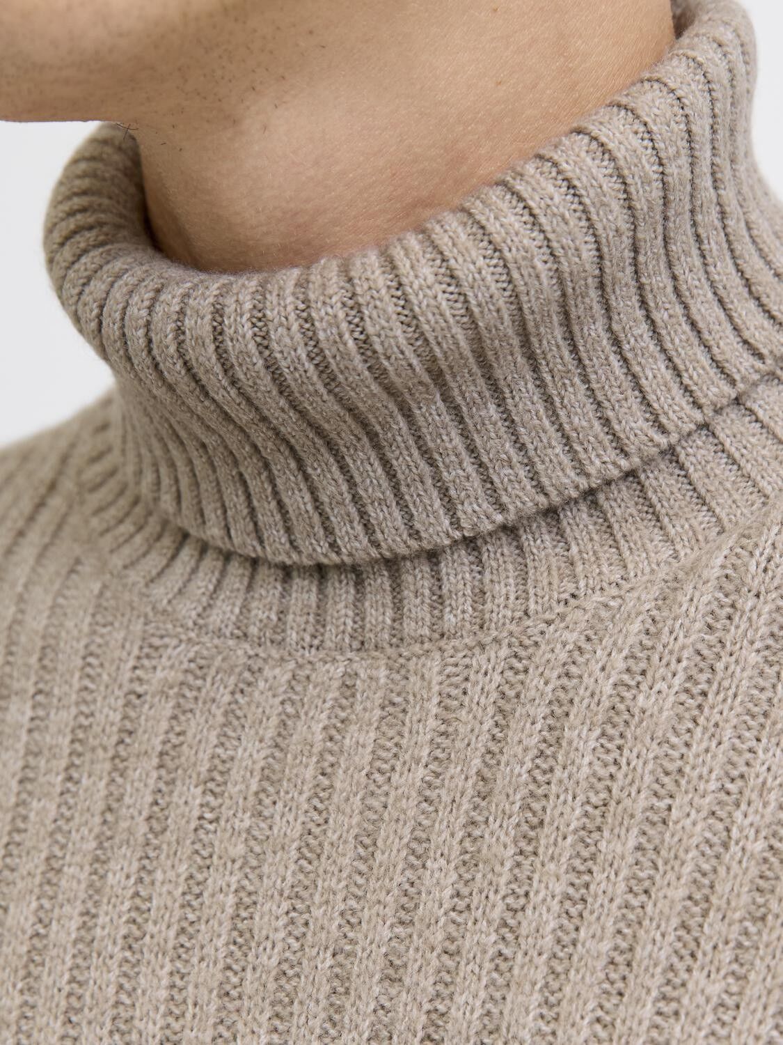 JREBFREY KNIT ROLL NECK