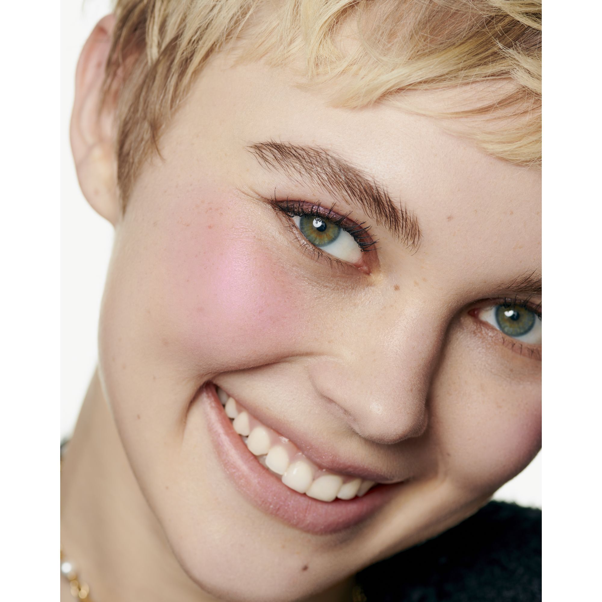 EKSKLUSIV KREATION  FRISK, FLYDENDE BLUSH