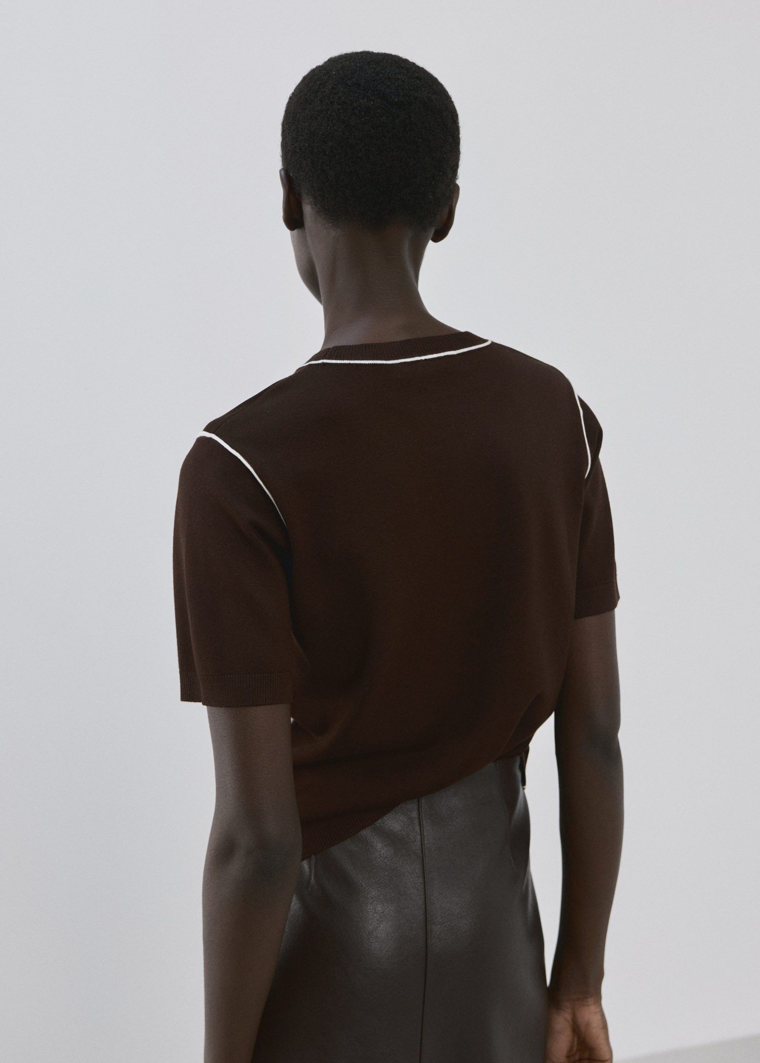 Fine knit sweater with contrasting