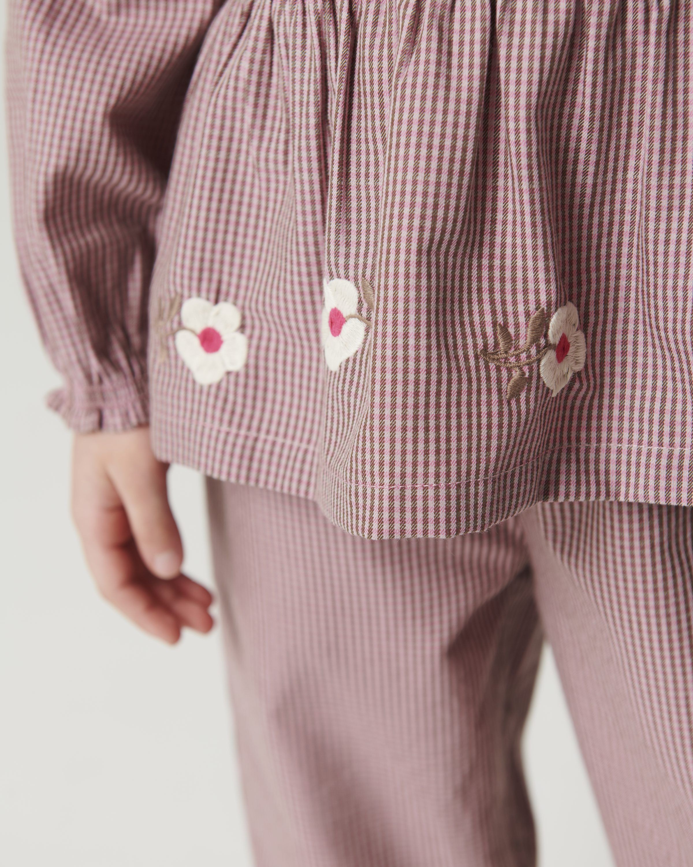 Blouse w. Flower Embroidery