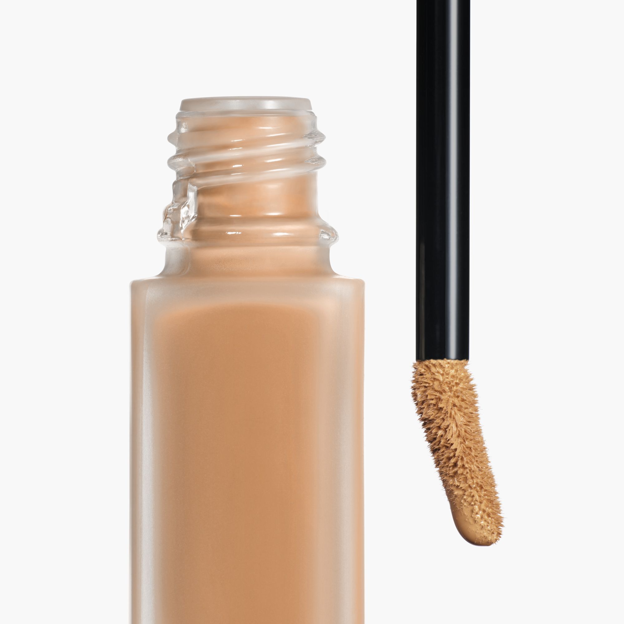 LANGTIDSHOLDBAR  KOMFORT HELE DAGEN  FARVEKORRIGERENDE CONCEALER MED F