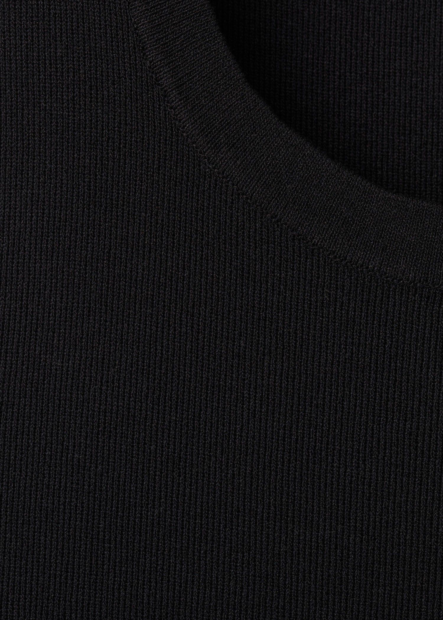 Round-neck knitted top