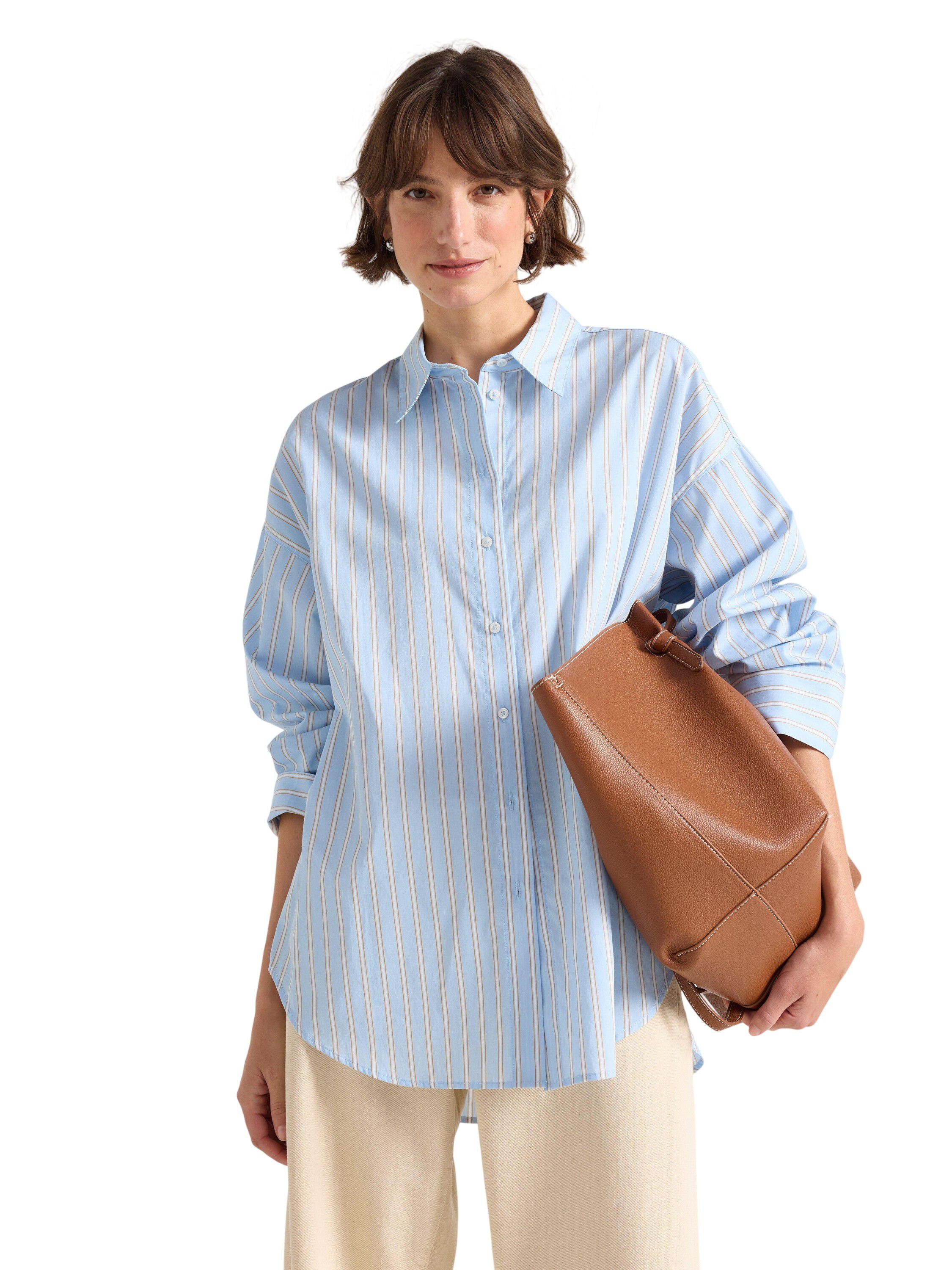 Shirt with long sleeves and an open