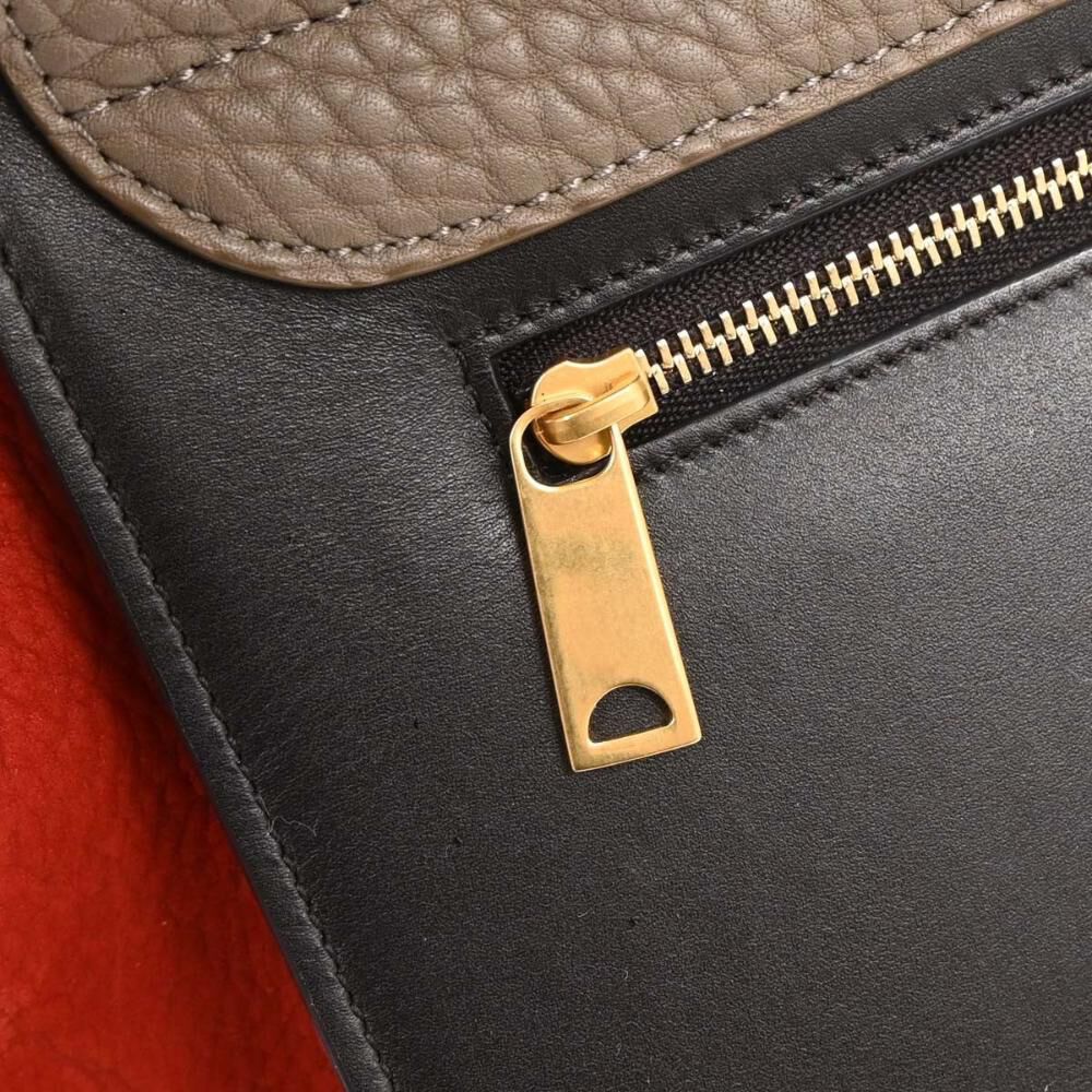 C&eacute;line Trapeze