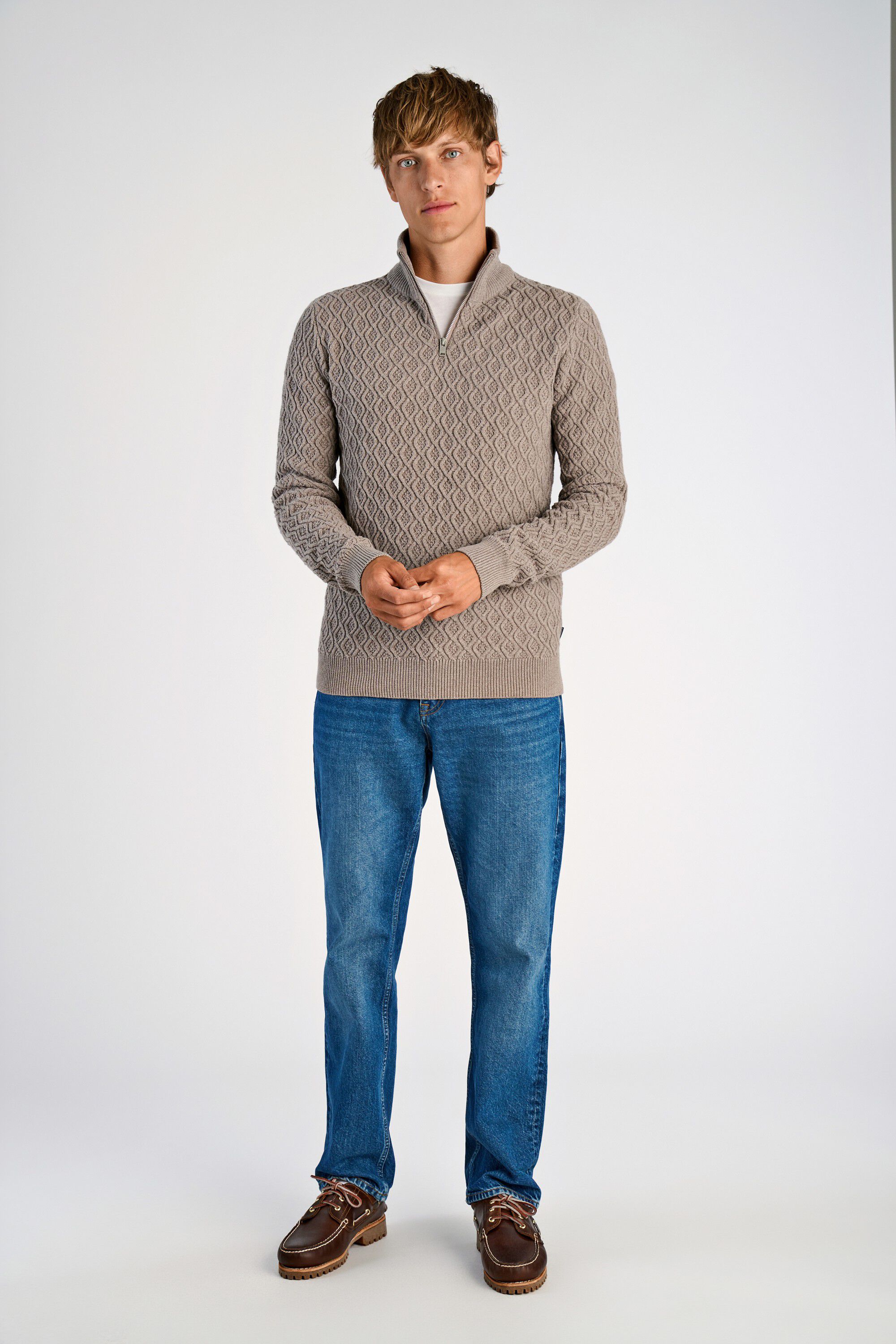 Recycle structure half zip