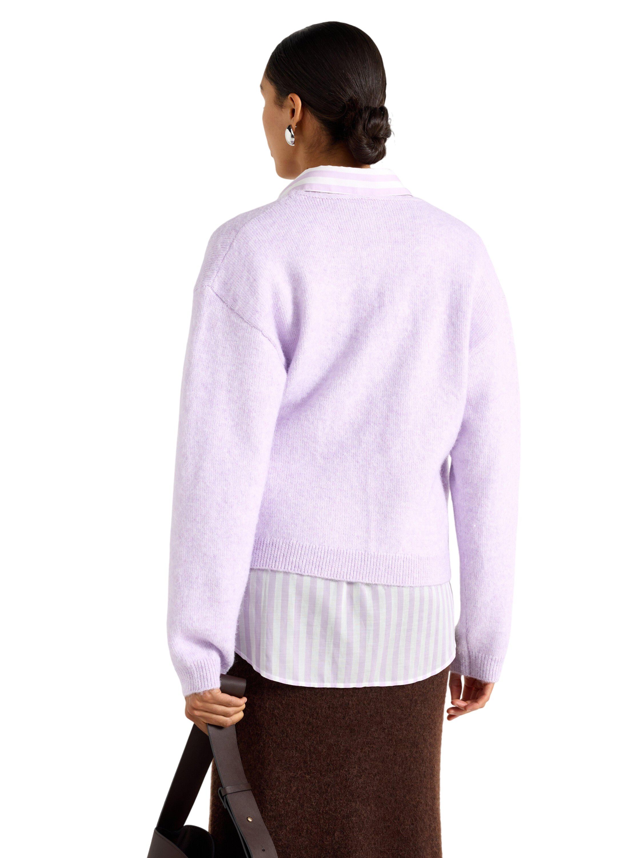 Myk, strikket sl&aring;-om-kofte med bind