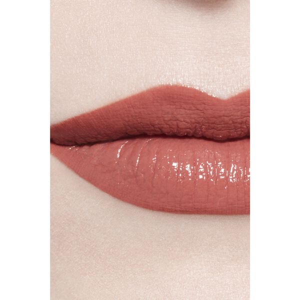 Hydrating And Plumping Lipstick. Intense, Long-Lasting Colour And Shin