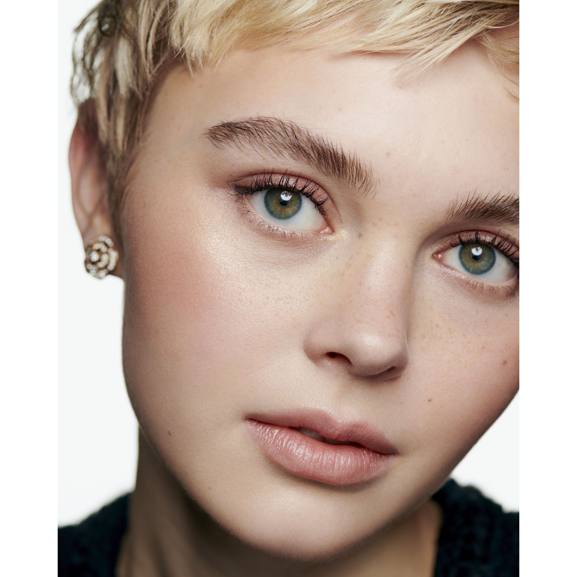 EN HARMONI AF TRE PUDDERE FOR SUND GL&Oslash;D. BRONZER, BLUSH, HIGHLIGHTER