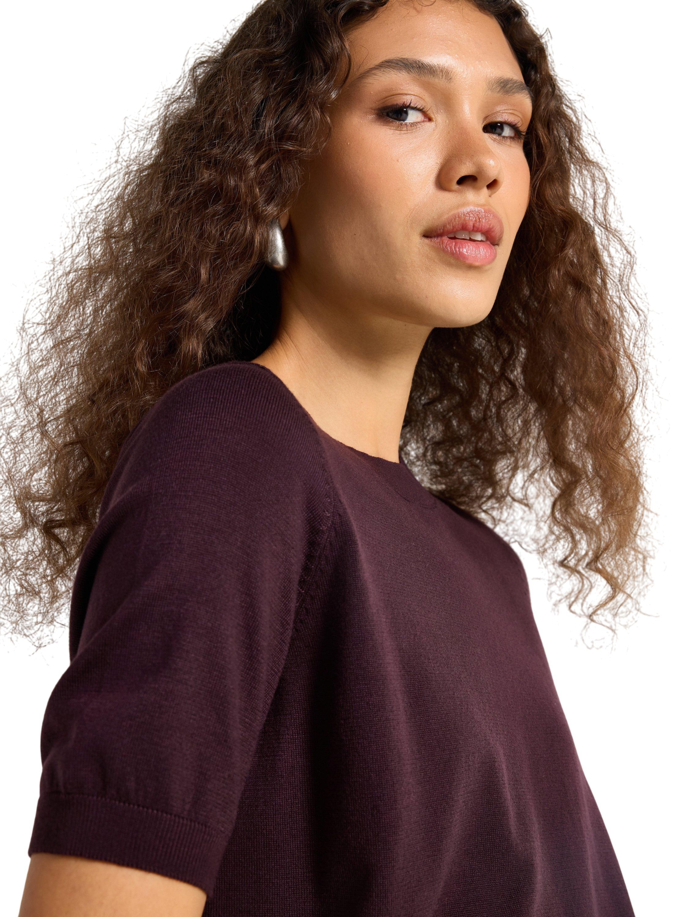 Finstickad topp med rund halsringni