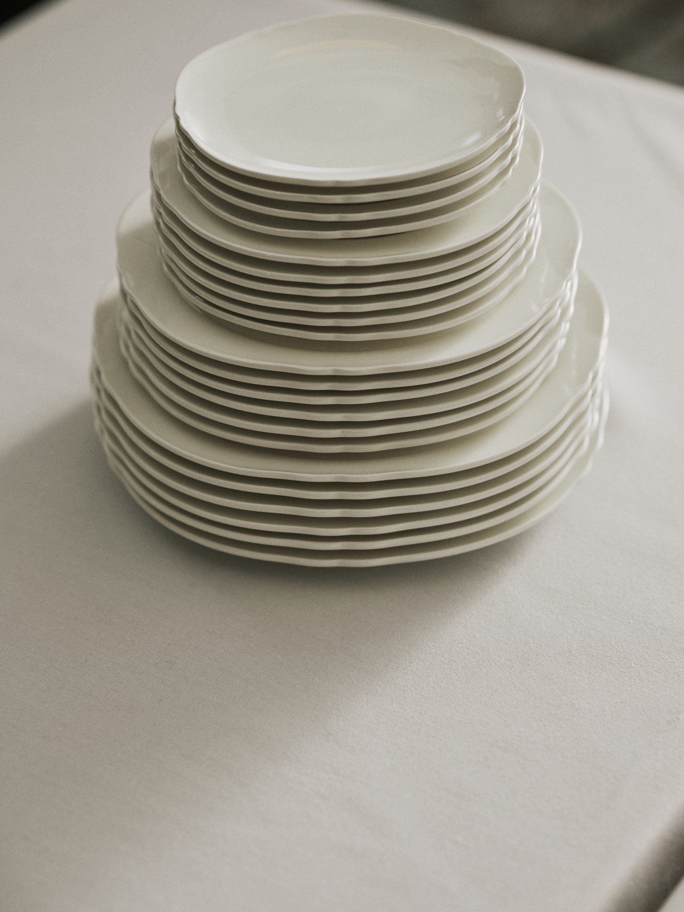 BREAD PLATE WHITE SILHOUETTE