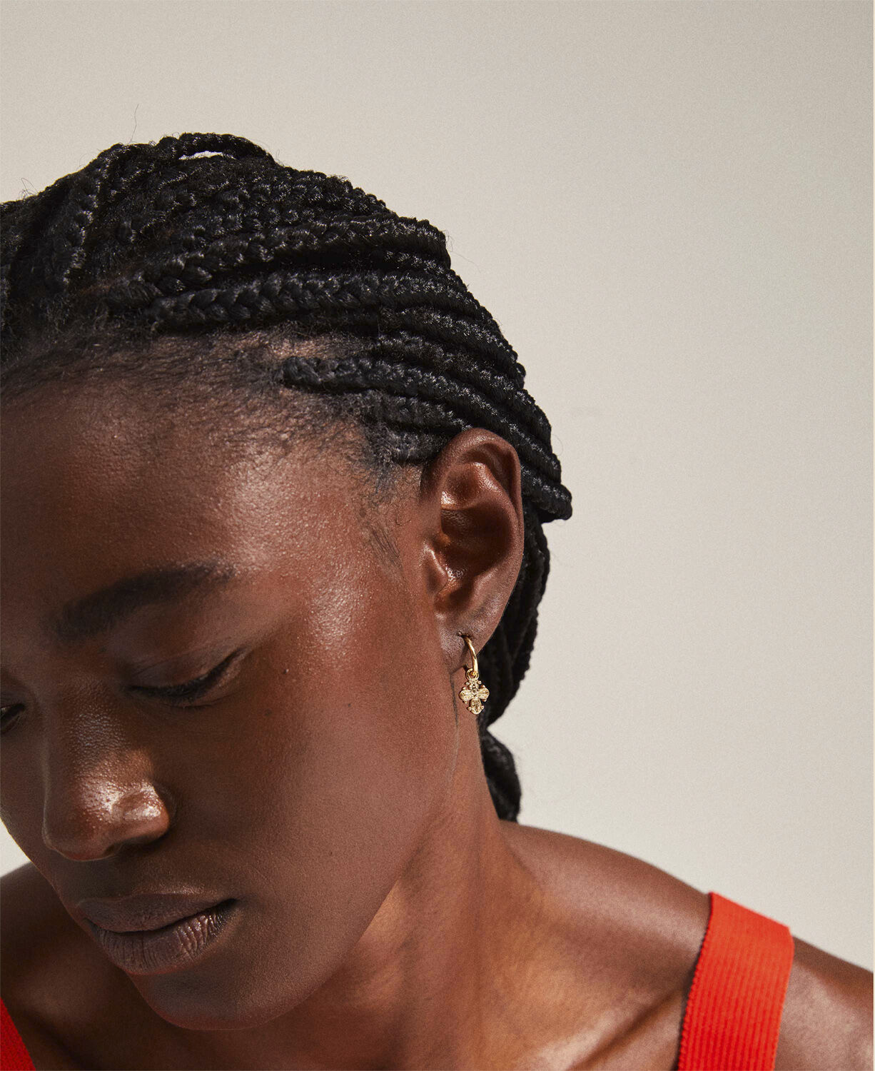 DAGMAR huggie hoop &oslash;reringe guldbelagt