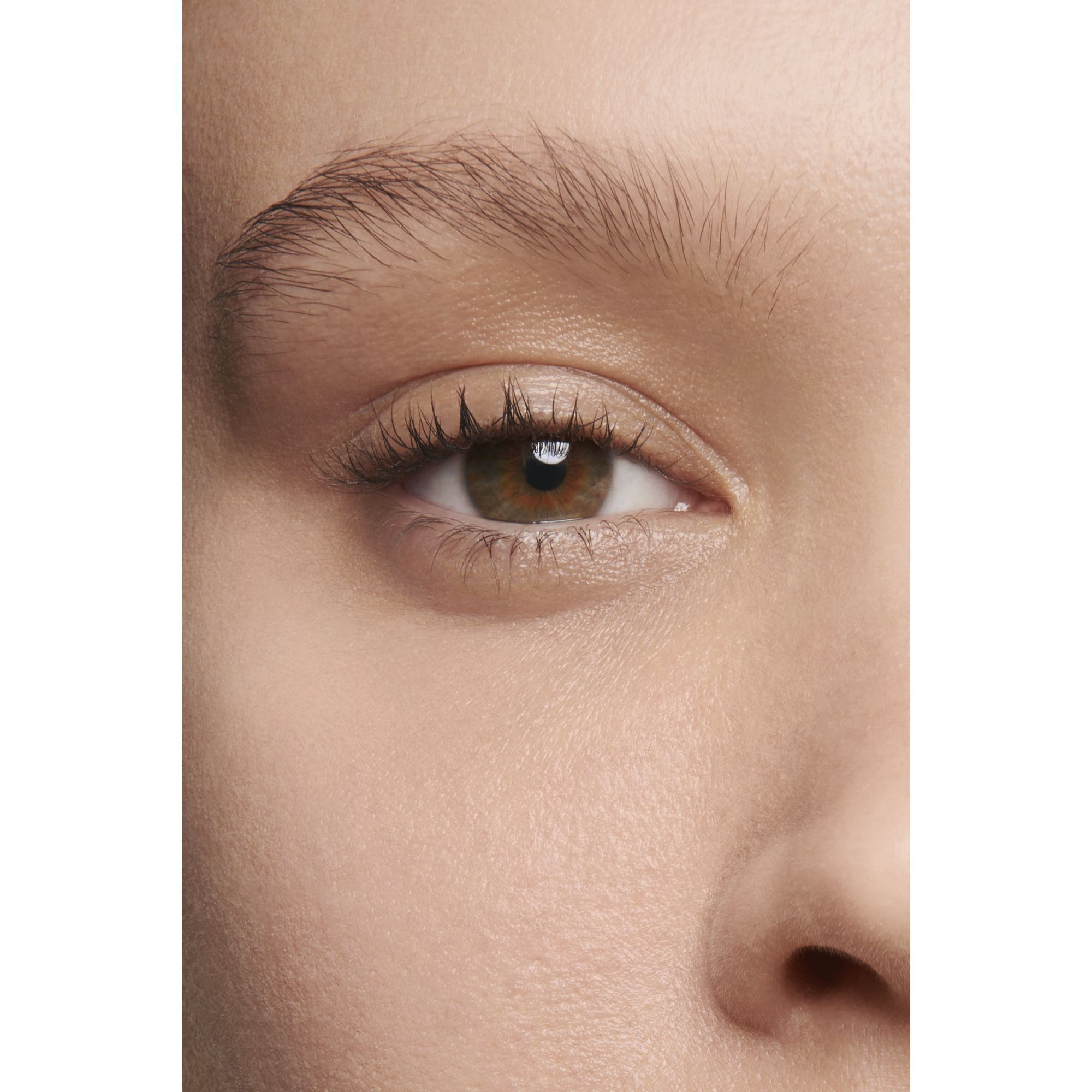 RADIANCE-GENERATING CARE CONCEALER