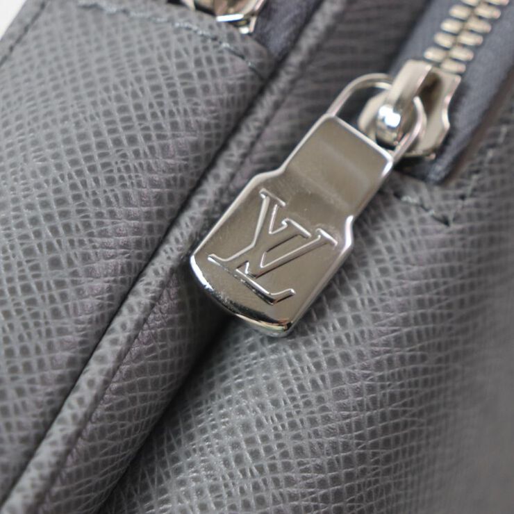 Louis Vuitton Taiga Kendall