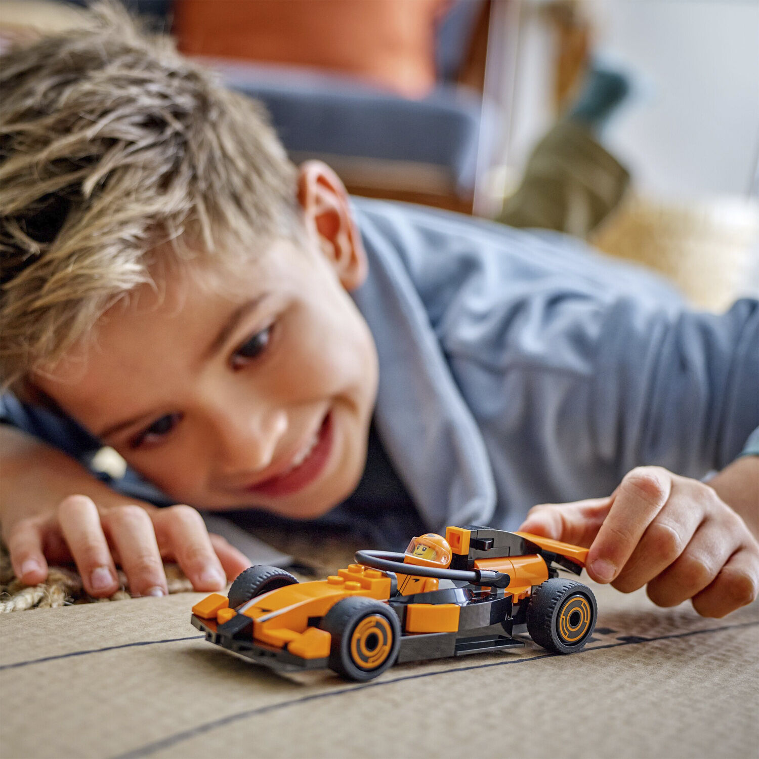 F1-k&oslash;rer med McLaren-racerbil 60442