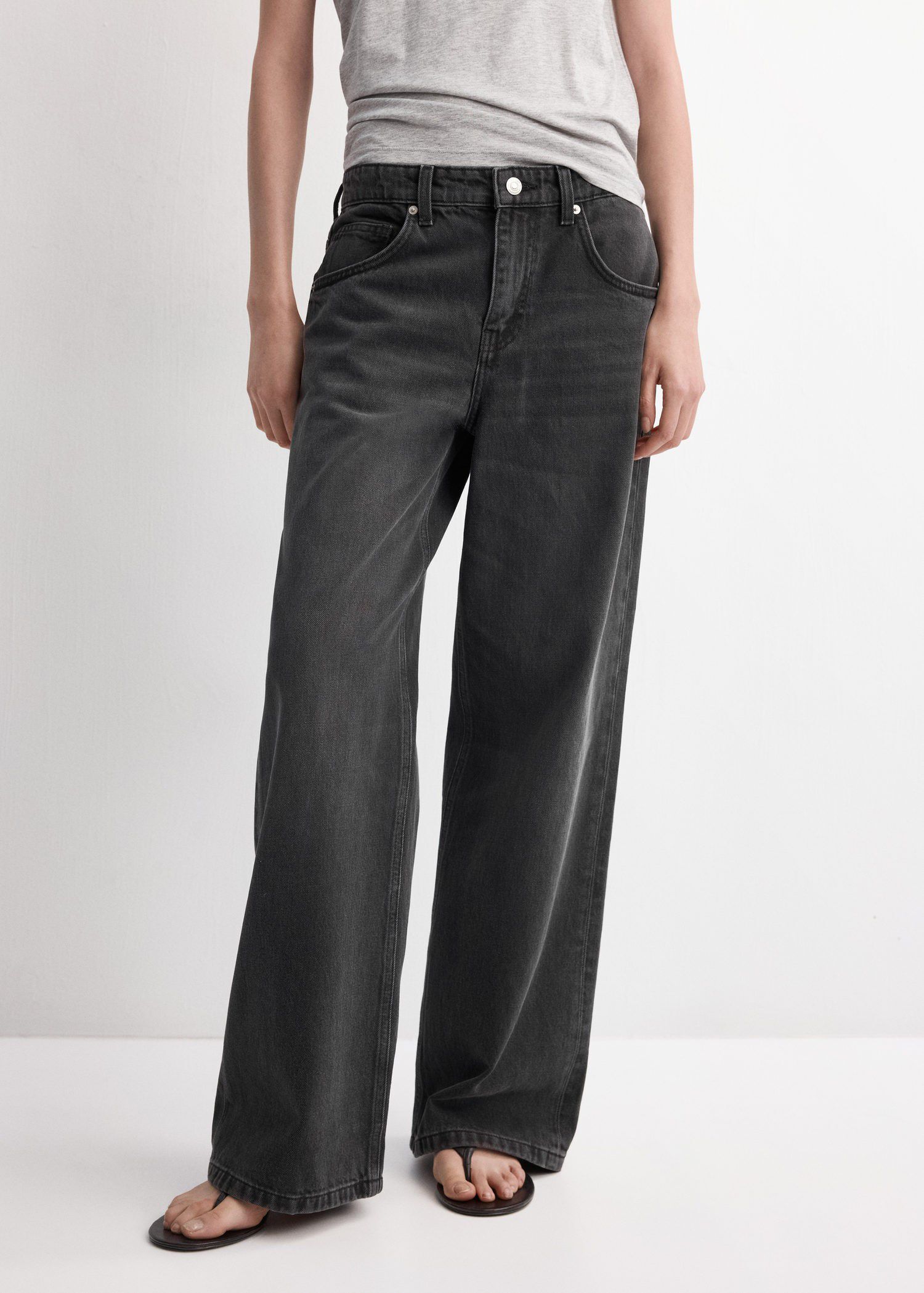 Low-rise wide leg jeans