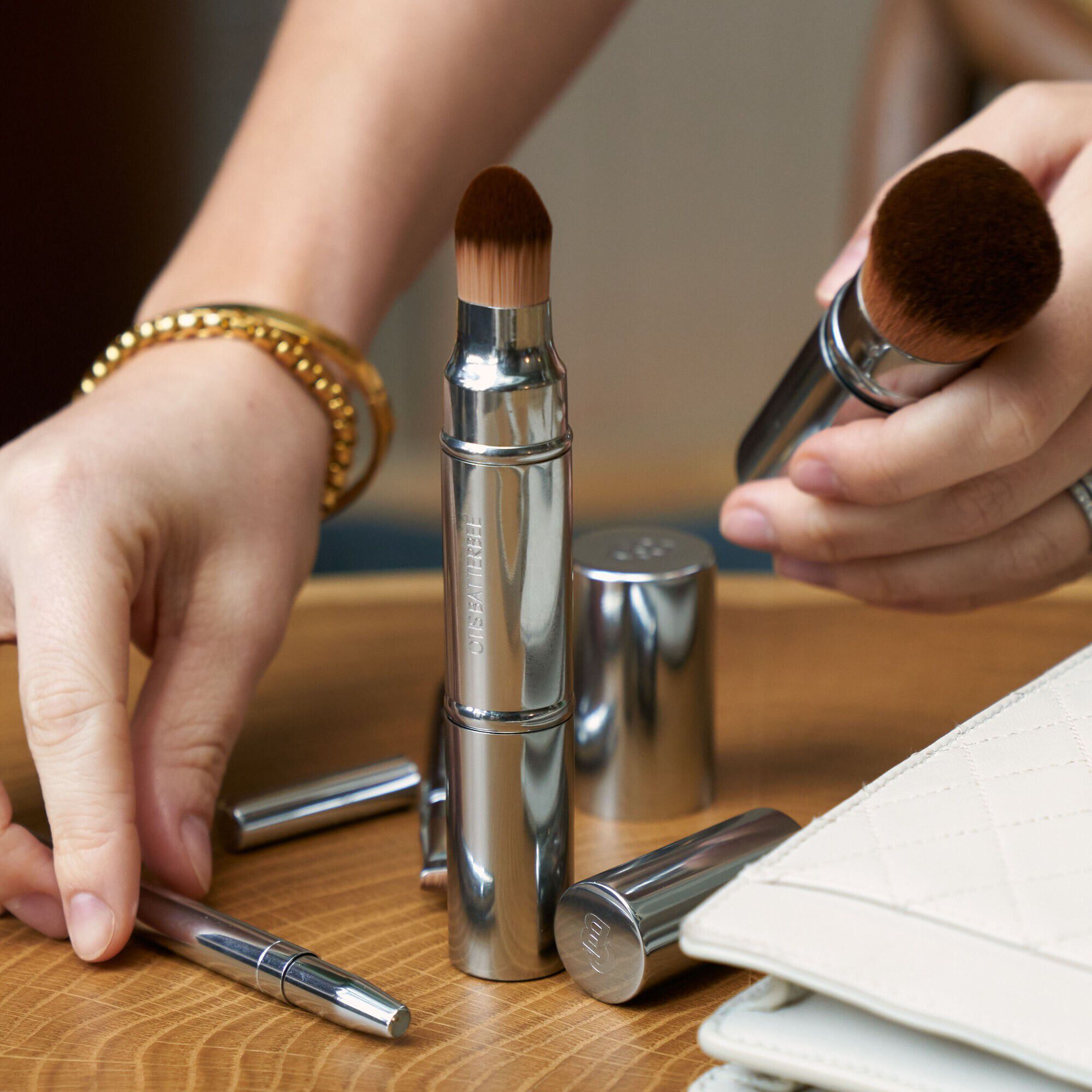 RETRACTABLE MAKEUP BRUSH EDIT